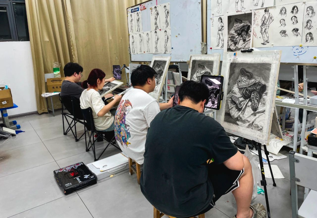 注重觀察、夯實(shí)基礎(chǔ)-北藝畫室2025屆高三銜接班素描長期靜物寫生作品欣賞
